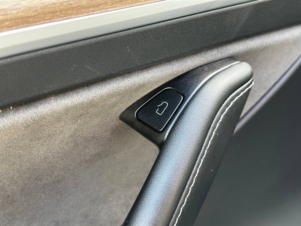 Used 2025 Tesla Model Y Long Range AWD/4WD image 18