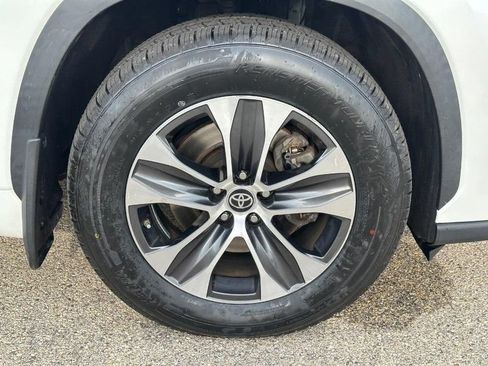 Used 2022 Toyota Highlander XLE AWD/4WD image 4