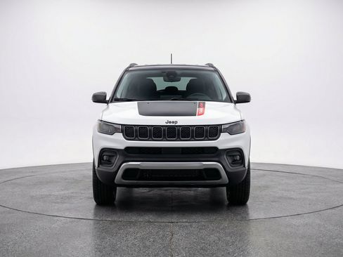 Used 2025 Jeep Compass Trailhawk AWD/4WD image 2