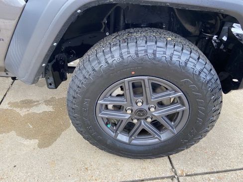 Used 2024 Jeep Wrangler Unlimited Sport AWD/4WD image 32