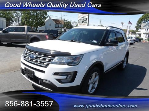 Used 2017 Ford Explorer XLT image 1