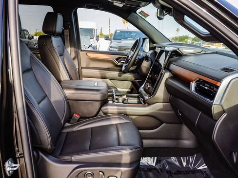 Used 2025 GMC Yukon XL Denali AWD/4WD image 20