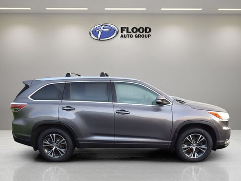 Used 2016 Toyota Highlander XLE AWD/4WD image 3