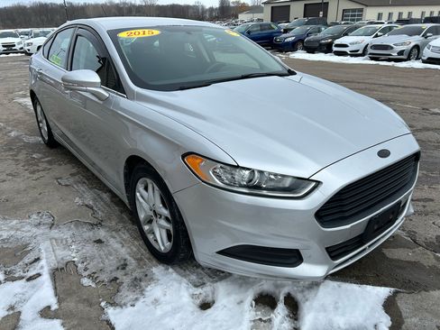 Used 2015 Ford Fusion SE image 3