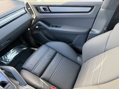 Certified 2023 Porsche Cayenne Turbo S image 4