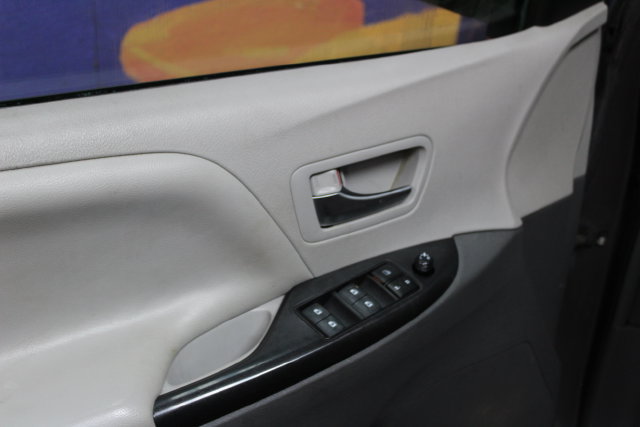 Used 2019 Toyota Sienna LE FWD image 13