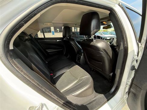 Used 2019 Chrysler 300 Limited AWD/4WD image 24