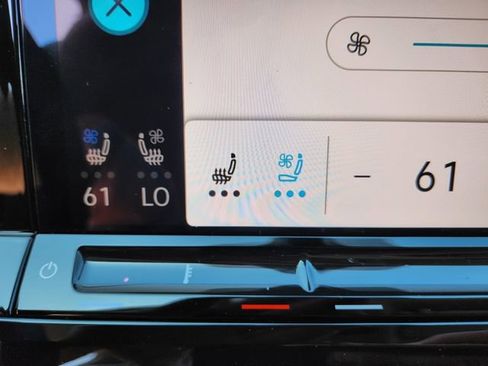 Used 2024 Volkswagen Atlas SE image 28