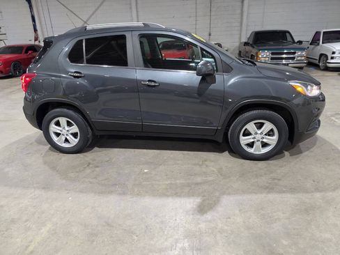 Used 2017 Chevrolet Trax LT w/ LT Convenience Package AWD/4WD image 14