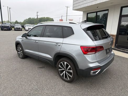 Used 2024 Volkswagen Taos SE w/ Panoramic Sunroof Package FWD image 6