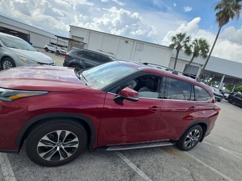 Used 2021 Toyota Highlander XLE FWD image 3