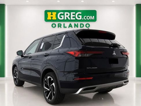 Used 2023 Mitsubishi Outlander SE FWD image 2