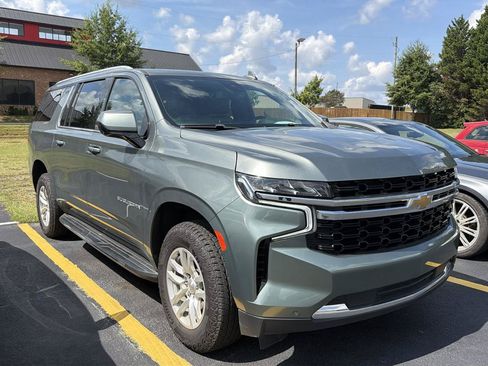 Used 2023 Chevrolet Suburban LT RWD image 2