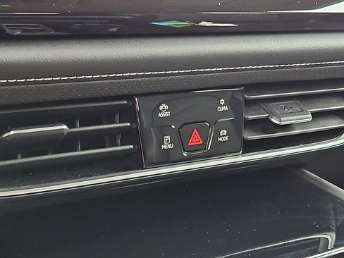 Used 2025 Volkswagen Atlas SE image 15