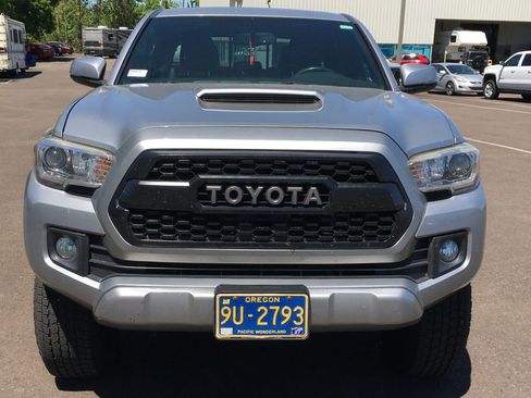 Used 2017 Toyota Tacoma TRD Sport w/ Premium & Technology Package AWD/4WD image 9