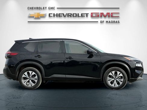 Used 2023 Nissan Rogue SV image 2