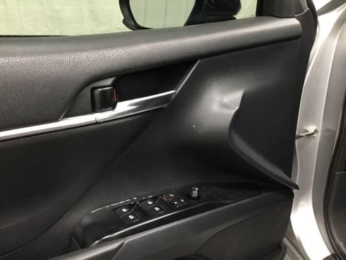 Used 2019 Toyota Camry SE FWD image 6
