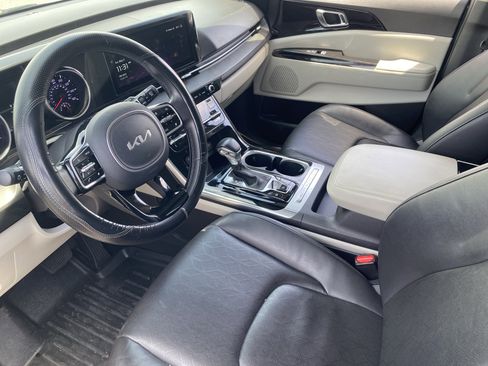 Used 2024 Kia Carnival EX FWD image 17