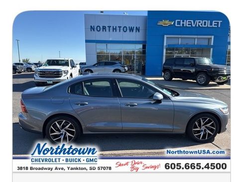 Used 2020 Volvo S60 T6 Momentum image 4