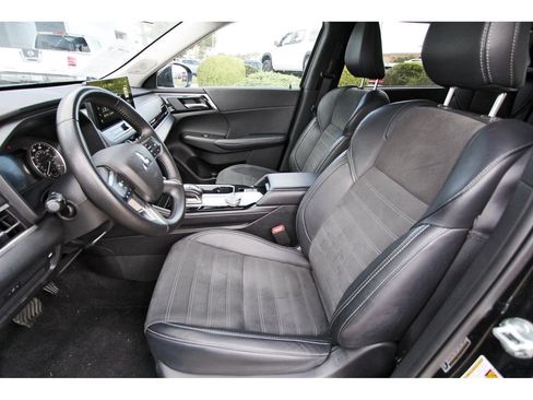 Used 2025 Mitsubishi Outlander AWD image 6