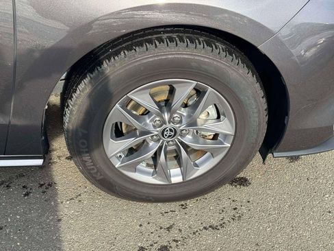 Used 2023 Toyota Sienna XLE image 9