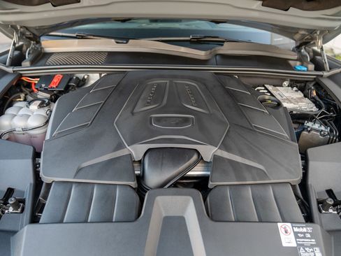 Used 2025 Porsche Cayenne image 27