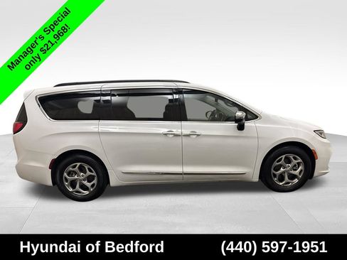 Used 2023 Chrysler Pacifica Limited FWD image 4