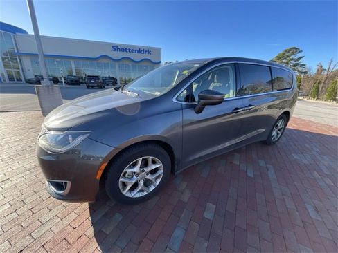 Used 2018 Chrysler Pacifica Touring Plus image 7