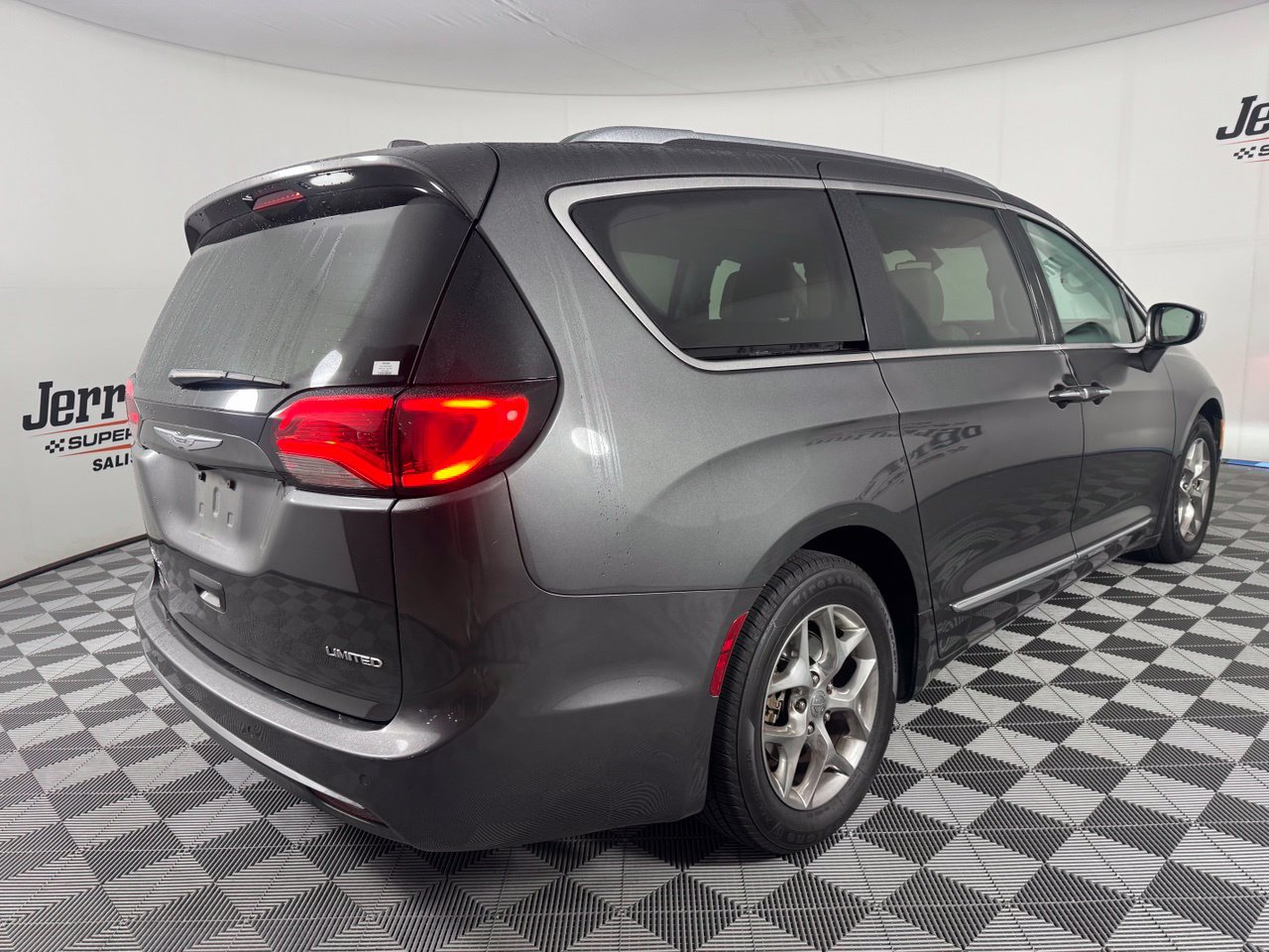 Used 2017 Chrysler Pacifica Limited FWD image 7