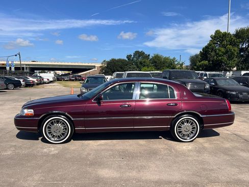 Used 2006 Lincoln Town Car Signature RWD image 3