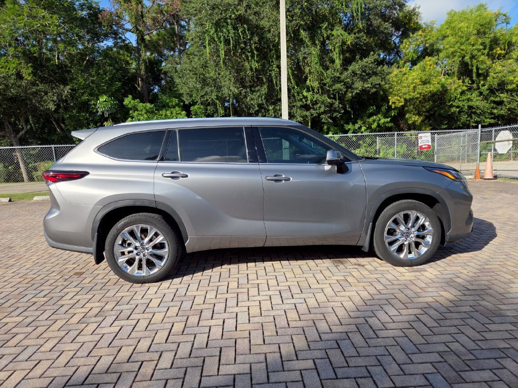 Used 2025 Toyota Highlander Limited AWD/4WD image 12