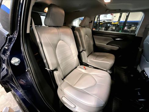 Used 2023 Toyota Highlander XLE image 16