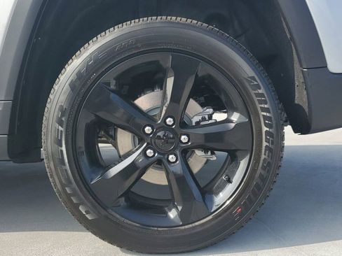 New 2025 Jeep Grand Cherokee Altitude image 6