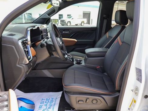 Certified 2025 GMC Canyon AT4 w/ Nightfall Edition AWD/4WD image 8