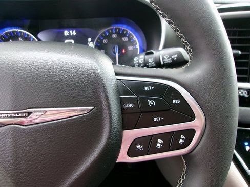 Used 2024 Chrysler Pacifica Touring-L image 11