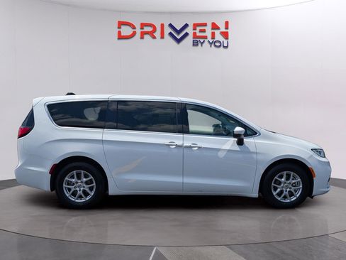 Used 2023 Chrysler Pacifica Touring-L w/ Uconnect Theater Family Group FWD image 6
