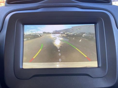 Used 2020 Jeep Renegade Latitude w/ Cold Weather Group image 9