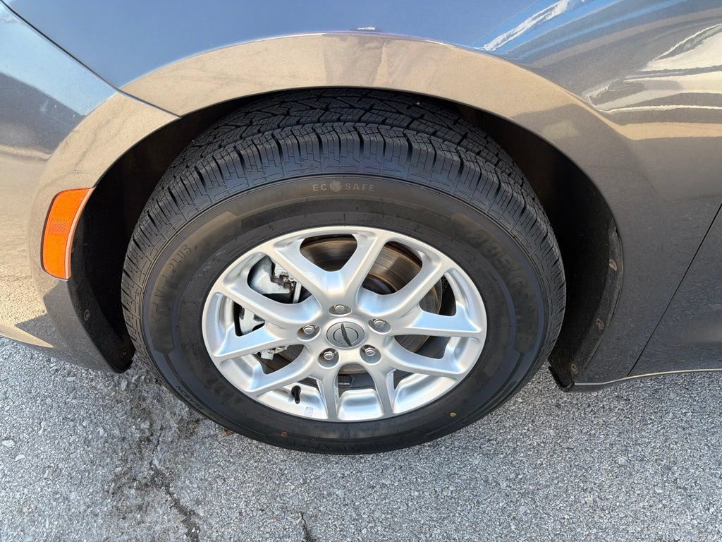 Used 2021 Chrysler Pacifica Touring-L FWD image 9