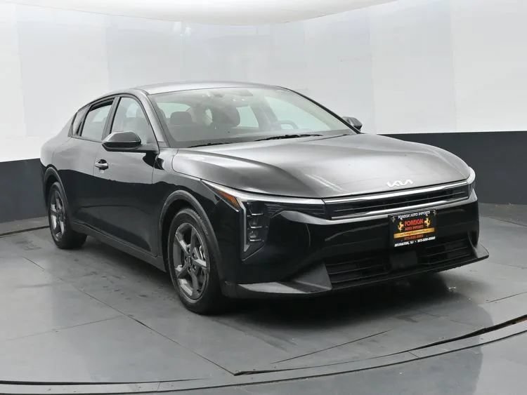 Used 2025 Kia K4 FWD image 2