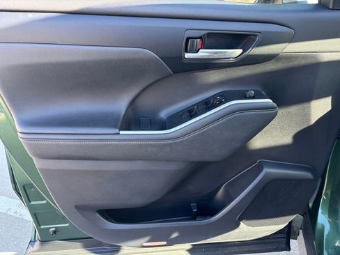 Used 2024 Toyota Highlander XLE image 17