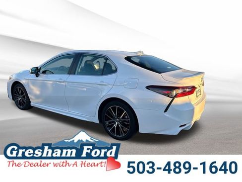 Used 2024 Toyota Camry SE image 3