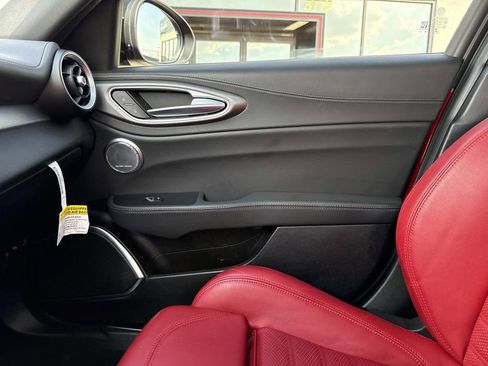 Used 2023 Alfa Romeo Giulia Veloce RWD image 25