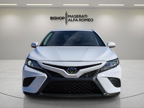 Used 2020 Toyota Camry SE image 2