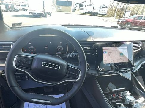 Used 2022 Jeep Wagoneer Series III w/ Flexible Seating Group image 16