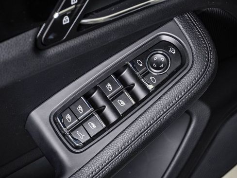 Certified 2026 Porsche Macan AWD/4WD image 26