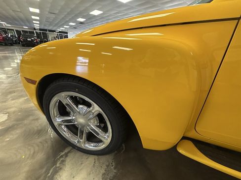 Used 2004 Chevrolet SSR w/ Preferred Equipment Group RWD image 10