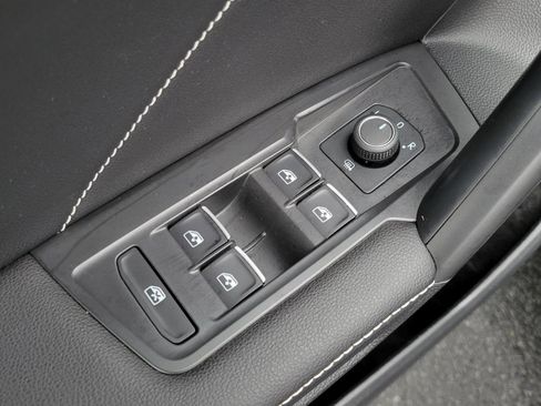 Used 2022 Volkswagen Tiguan SE w/ Panoramic Sunroof Package image 18