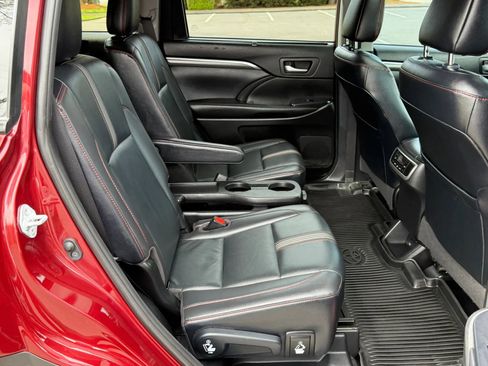Used 2019 Toyota Highlander SE w/ Nightshade Edition image 24