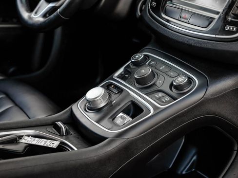 Used 2017 Chrysler 200 Limited Platinum image 28