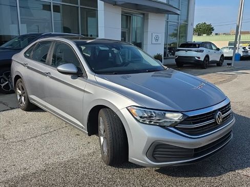 Used 2024 Volkswagen Jetta SE w/ Panoramic Sunroof Package FWD image 4
